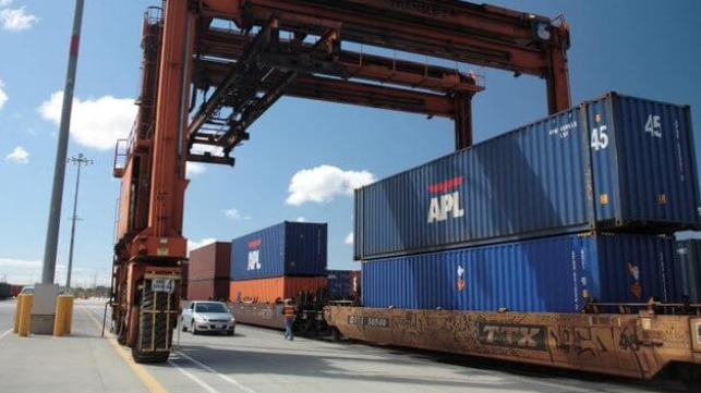railroad offers weekend incentive to move containers from California ports 