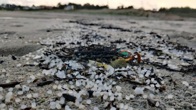 El barco perdido de Maersk suelta bolas de plástico en playas españolas