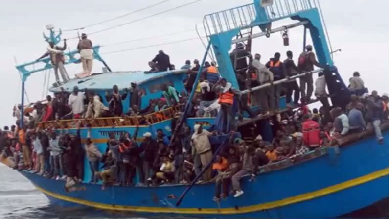 crowded migrant boat