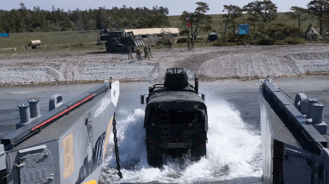 U.S. Marines go ashore in an exercise on the island of Gotland, 2023 (U.S. Navy)