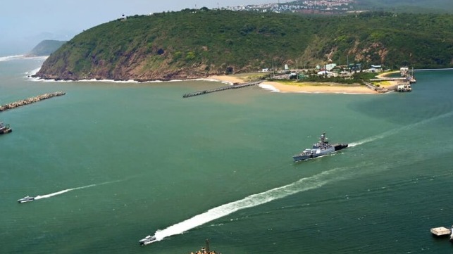 Indian gives warship to Vietnam