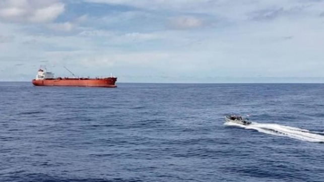 Angkatan Laut Indonesia menyelamatkan Kroman delapan jam setelah kapal tanker jatuh