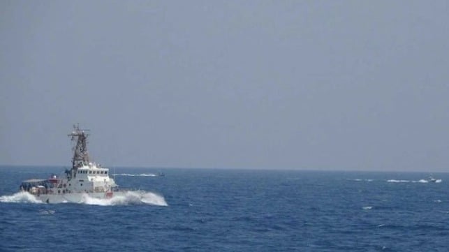 US fires warning shots at Iranian fast boats