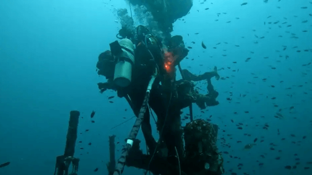 U.S. Navy diver removes the mast from the wreck of the Sukhothai, February 2024 (USN)