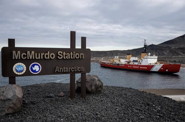 Polar Star departing McMurdo 2025