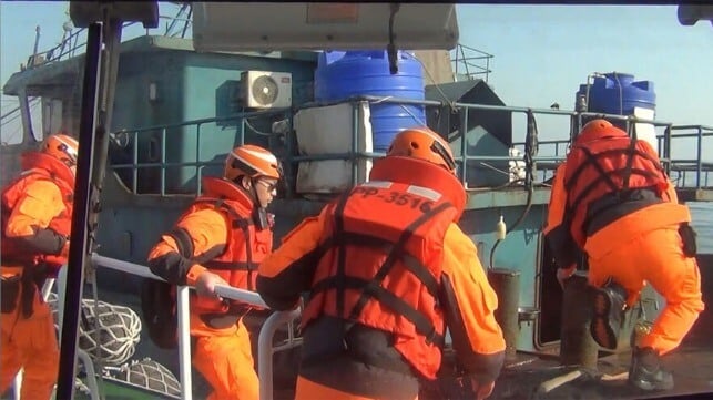 Taiwan inspecting Chiense vessel