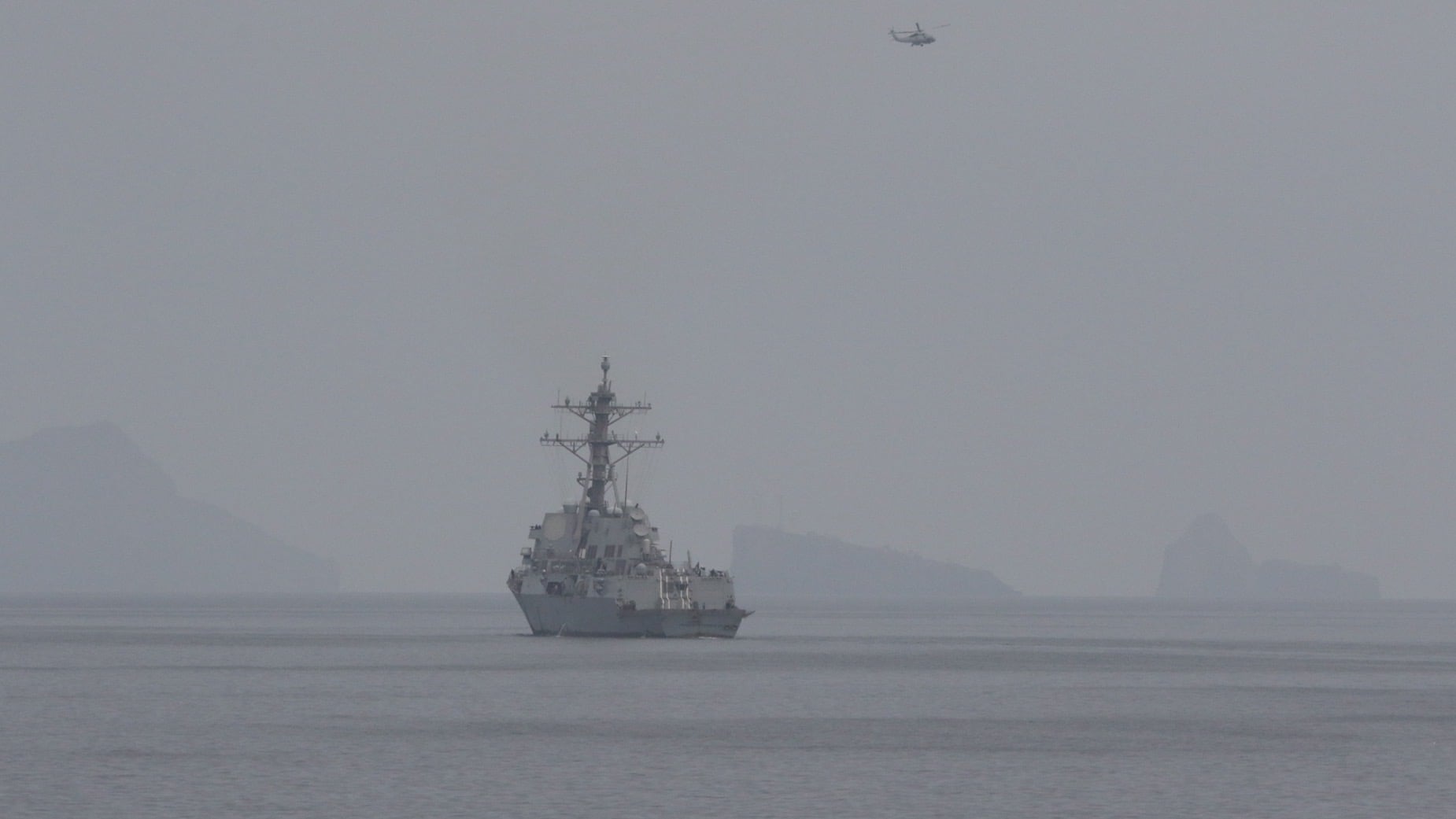 A U.S. Navy destroyer moves through the haze in the Strait of Hormuz (USN file image)