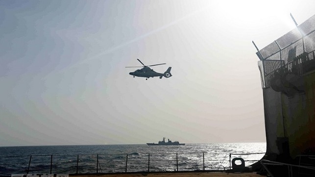 A ship-borne helicopter attached to the Chinese frigate Xuzhou flies close to the Chinese merchant ship Zhenhua 25. (mod.gov.cn/Photo by Zhang Qian)