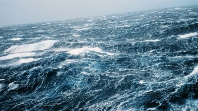 Two Chinese vessels in distress of Vietnam in storm