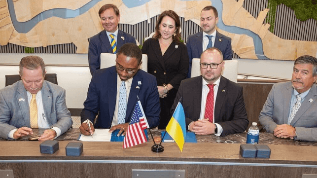 Port of South Louisiana CEO Paul Matthews signs a cooperation agreement with Ukraine's general consul for Houston Vitalii Tarasiuk (Port of South Louisiana)