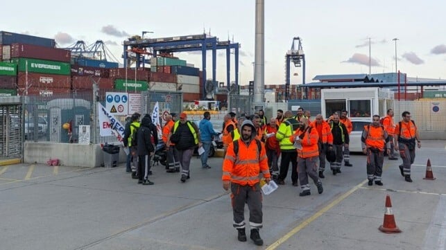 Dockers on strike in Piraeus