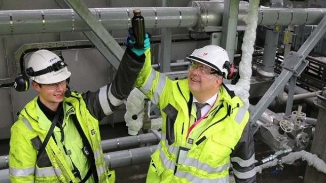 Apprentice Sander Kjeseth Rath (left) and Kjell-Børge Freiberg, minister of Petroleum and Energy, with a sample of oil from the Johan Sverdrup field. (Photo: Jannike Steindal Nordanger)