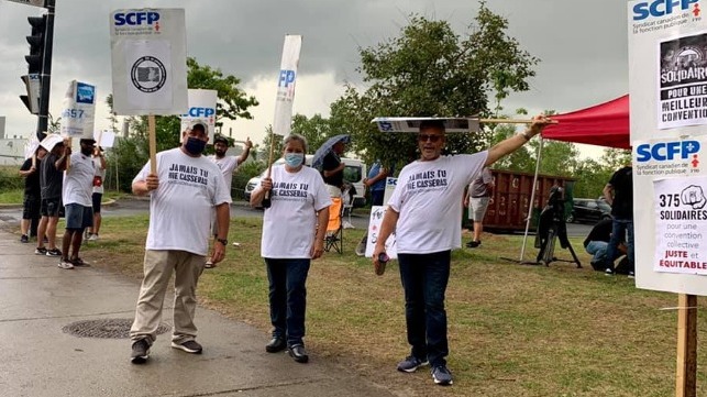 syndicat longshore workers on strike