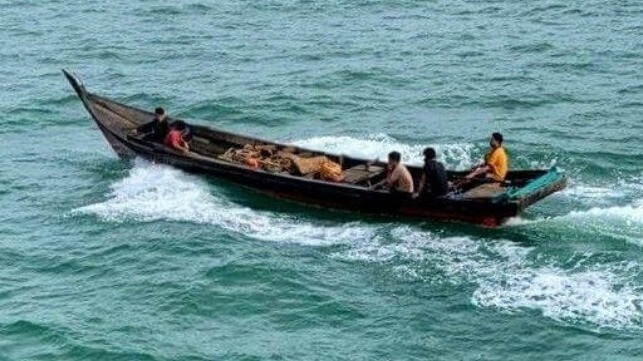 Suspected robbers under way in the Singapore Strait (Singapore IFC)