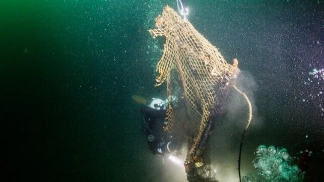 Divers recover a ghost net (Ghost Nets UK / Christine Grosart / Public domain)