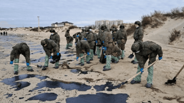 Military personnel help with cleanup efforts on the east side of Kerch Strait, December 2024 (Anapa City Hall)