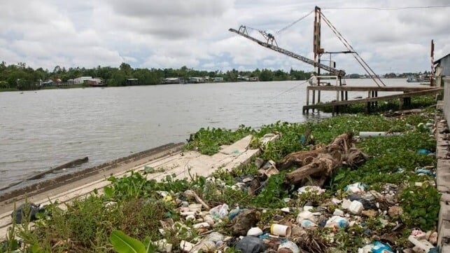 Plastic litter lining the banks of the Mekong (Anton L. Delgado / Dialogue Earth)