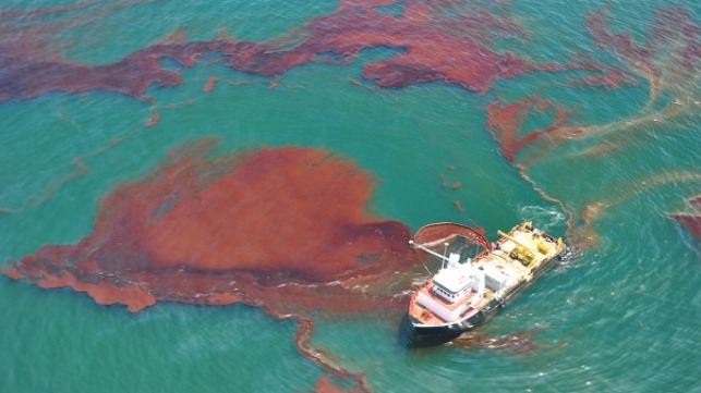 oil skimming after Deepwater Horizon explosion