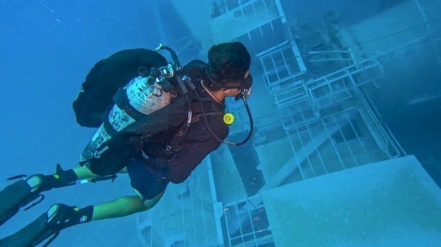 Diver inspects the wreck of the HMNZS Manawanui (NZDF)