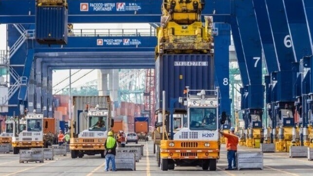 containers offloading Port of Los Angeles