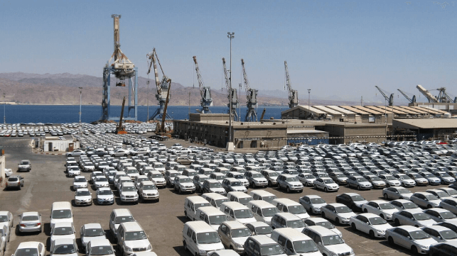 Port of Eilat in better times, with a full lot of imported cars (Adiel Io / CC BY SA 3.0)