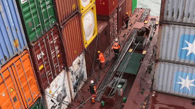 Dockers lashing containers