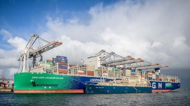 LNG bunkering containership