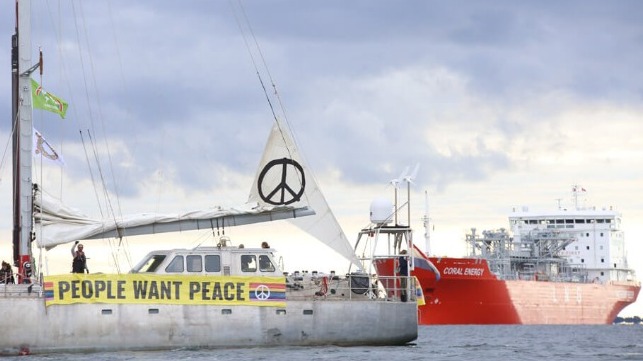 Greenpeace blocks gas carrier in Sweden