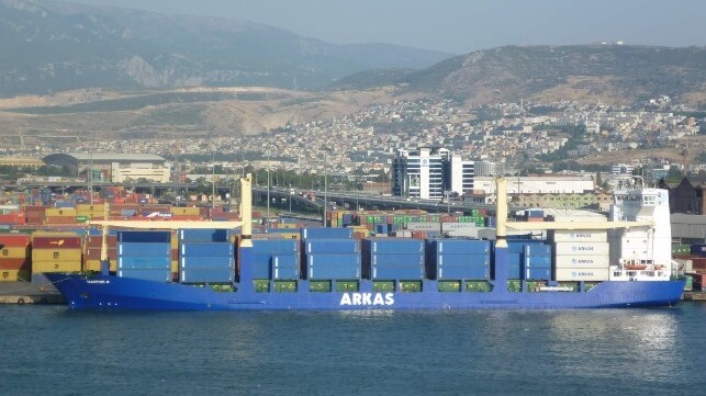 Boxship at the Port of Izmir (HG32 / CC BY SA 30)