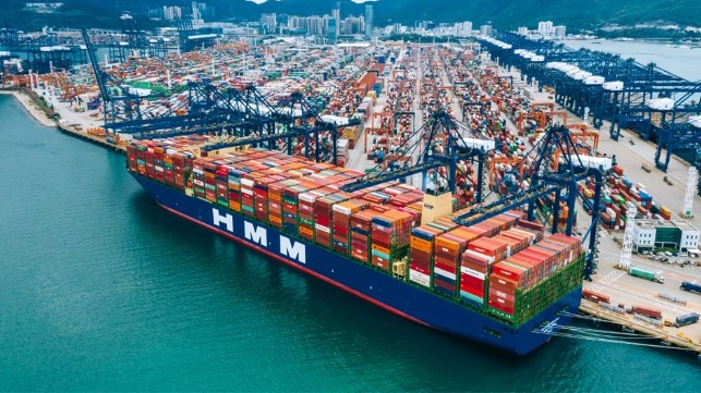 shipping lines investing in ultra large containerships