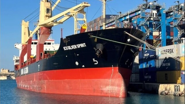 AMSA orders the port to accept the vessel for repairs