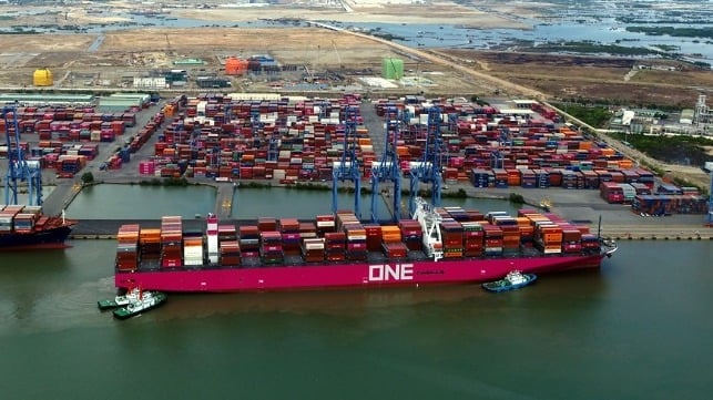 containership departs Japan after recovery