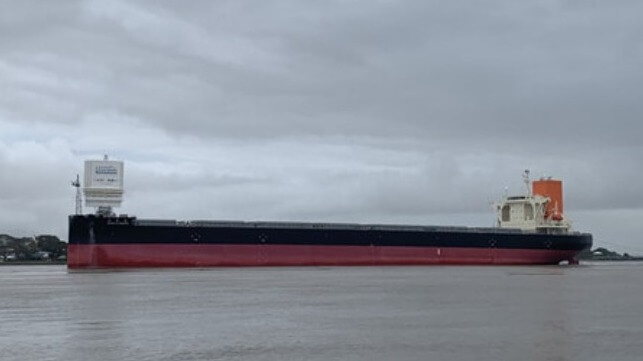 Bulker with wind challenger rigid sail