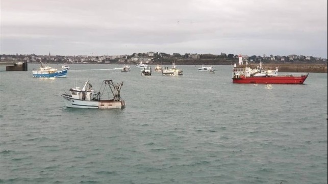 French fishermen block ports over UK license dispute 