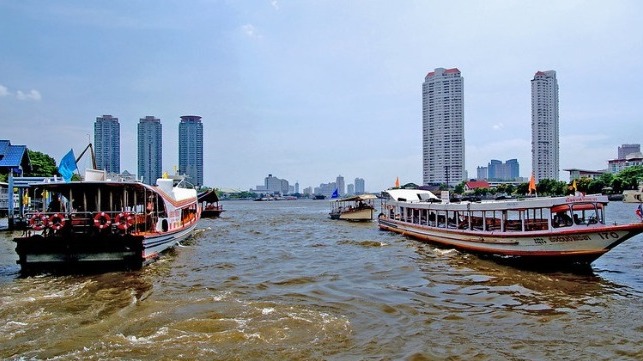 boat on chao phraya