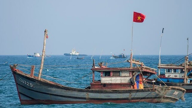 Vietnamese fishing vessels off Da Nang (CEphoto / Uwe Aranas)