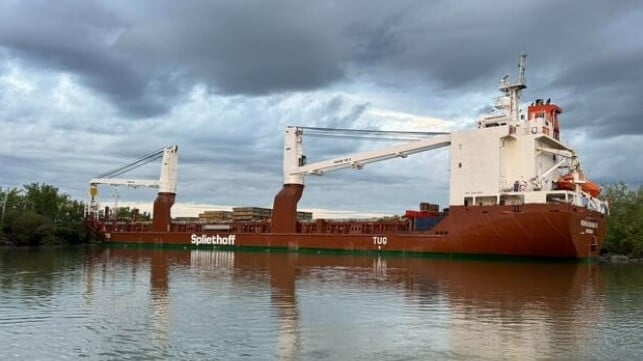 Buque de carga bloqueando la vía marítima del río San Lorenzo