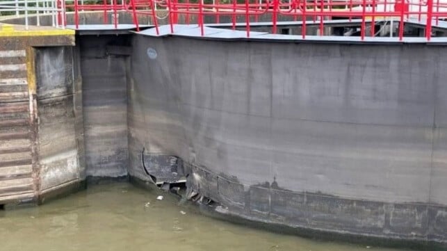 Lock damage at Algiers Lock