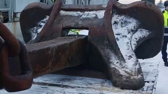 Brokjen-off flukes, cracked crown: signs of damage to Eagle S's recovered anchor (Finnish Border Guard)