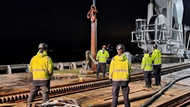 Investigators recover the anchor of the Eagle S onto the deck of a Swedish Navy salvage ship, January 6 (Finnish Border Guard)