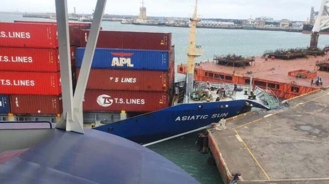 containership hits Taiwan pier