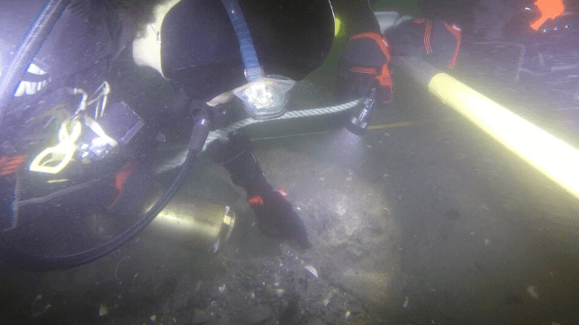 Researchers examine the wreck site of HMB Endeavour (Australian National Maritime Museum)
