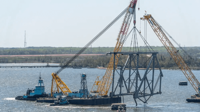 Baltimore bridge piece lifted by Chesapeake 1000 crane barge