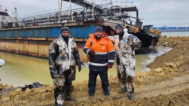 Cleanup workers at the grounding site of the stern section of Volgoneft-239 (Morspas)