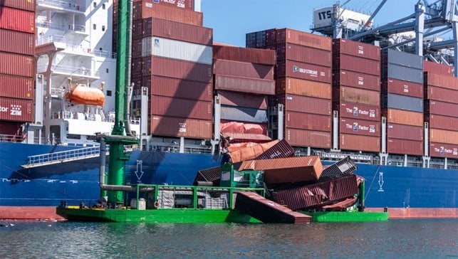 container stack collapse hitting barge alongside