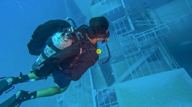 A diver at the Manawanui wreck site (NZDF)