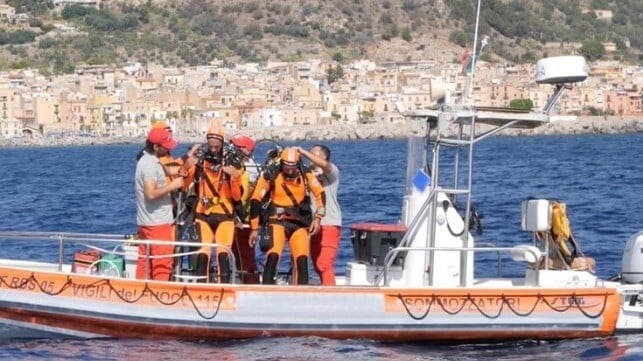 Divers at the wreck site, August 21 (Courtesy Vigili del Fuoco)