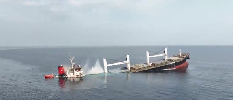 sinking bulker attacked by Houthis