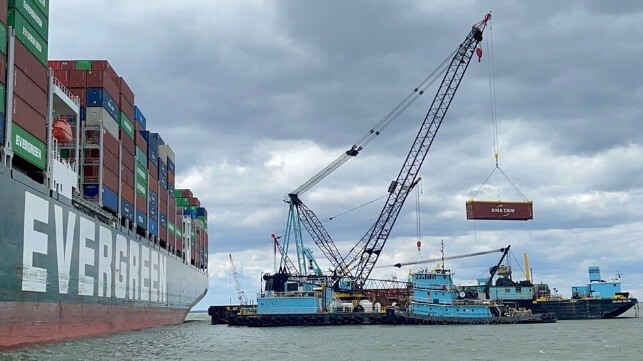 Boxship Ever Forward con remolcadores, barcazas y grúas durante el aligeramiento