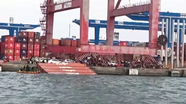 containers overboard on the harbor